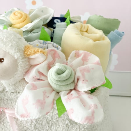 Set cadou pentru fetiță – 21 produse esențiale într-un coș textil pufos, gata de oferit [5]