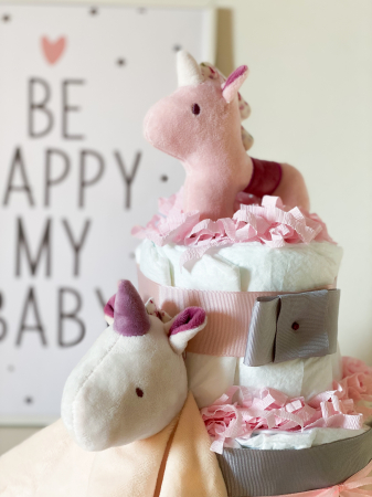 Tort de Scutece Pampers pe Două Nivele cu Două Jucării Unicorn – Cadoul Perfect pentru Nou-Născuți [2]
