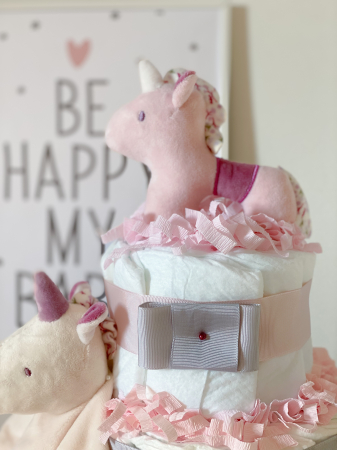 Tort de Scutece Pampers pe Două Nivele cu Două Jucării Unicorn – Cadoul Perfect pentru Nou-Născuți [1]