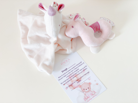 Tort de Scutece Pampers pe Două Nivele cu Două Jucării Unicorn – Cadoul Perfect pentru Nou-Născuți [5]