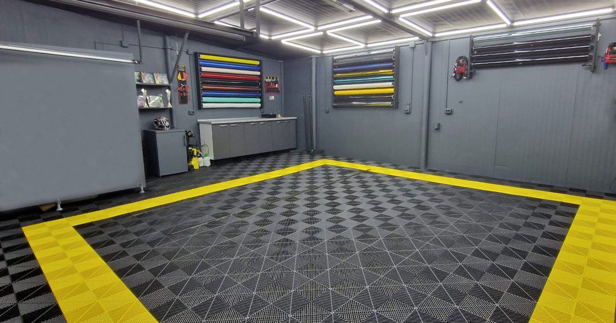Atelier detailing pardoseală negru cu galben