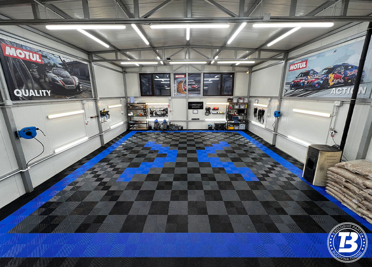 Șah pe podea: garajul tău reinventat cu ajutorul pardoselii modulare ventilate