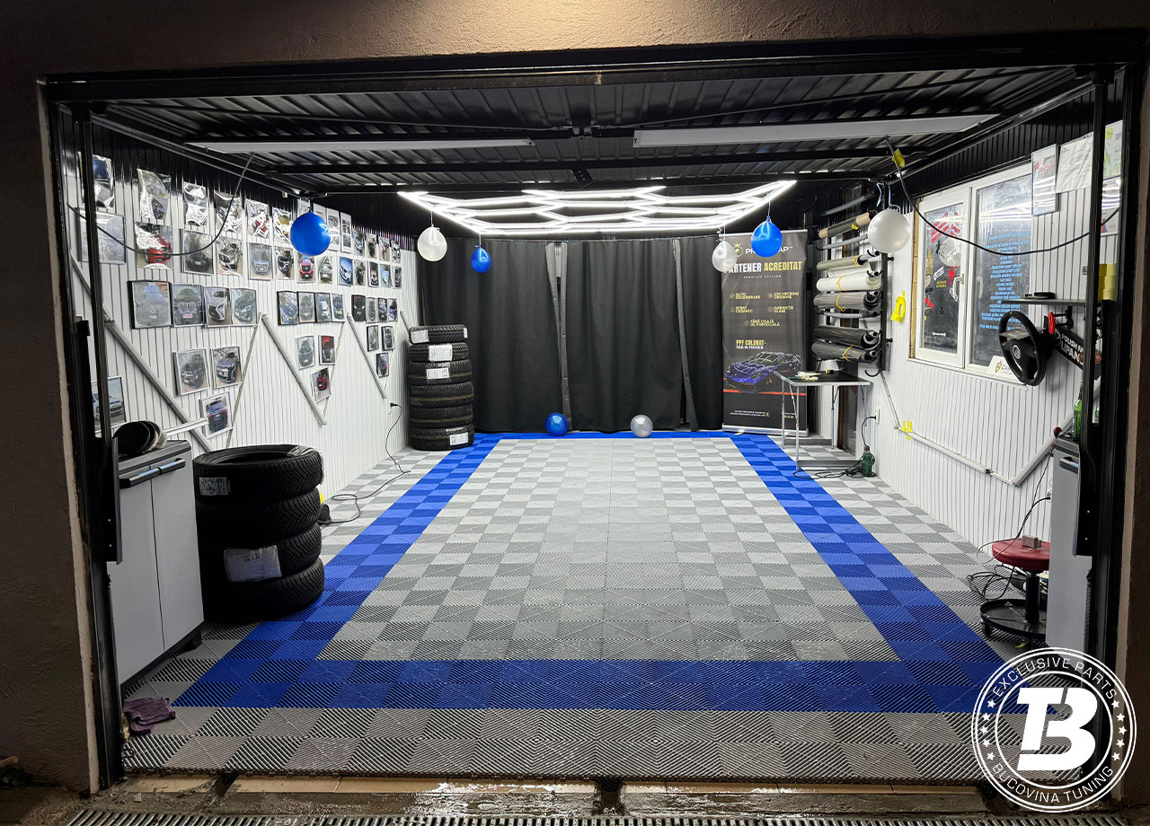 Pardoseală modulară gri deschis cu albastru pentru garaj propriu