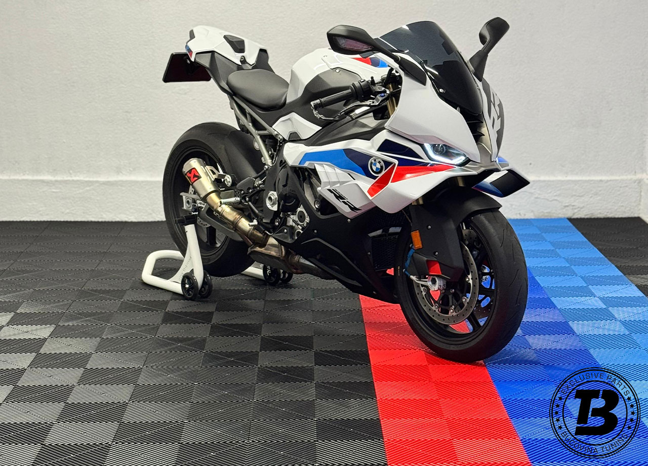 Pardoseala modulară realizată în schema completă de culori M Power pentru zona MOTO