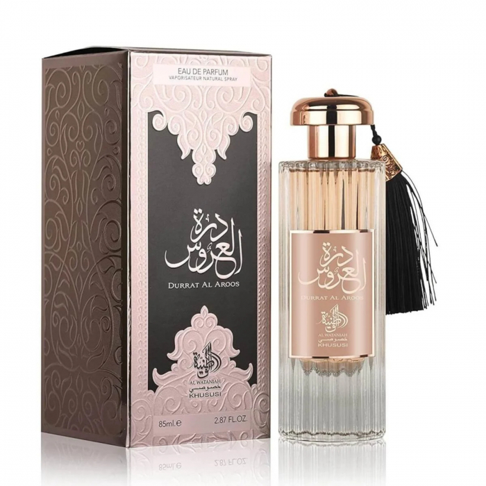 Durrat al Aroos de la Al Wataniah este un parfum arabesc pentru femei, 85ml, cu mosc alb, orhidee și tonka, o aromă floral-orientală caldă și sofisticată. [3]