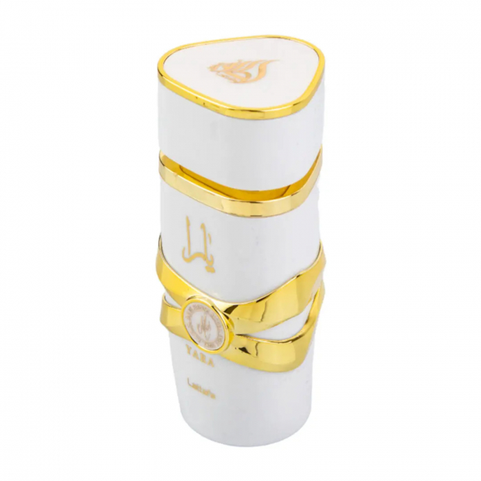Yara Moi de la Lattafa este un parfum arabesc pentru femei, 100ml, cu iasomie, caramel și santal, o aromă delicată, caldă și feminină, într-o sticlă albă iconică. [3]