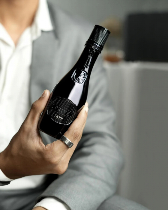 Prive Noir de la Riiffs este un parfum arabesc unisex, 100ml, cu ananas, mesteacăn și vanilie, o compoziție chypre-fructată, persistentă și elegantă. [3]