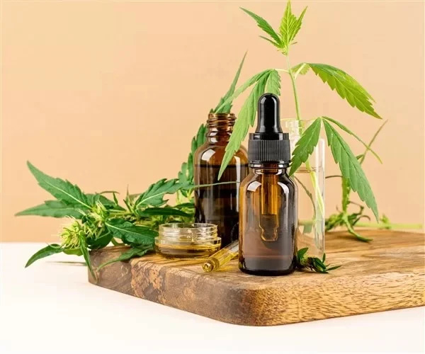 Sanad de la Adyan este un parfum arabesc unisex de 100ml cu canabis, tutun și oud alb, într-o compoziție profundă și misterioasă, cu o bază caldă de ambră și lemn prețios. [3]