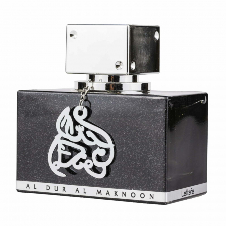 Al Dur Al Maknoon de la Lattafa este un parfum arabesc pentru bărbați, 100ml, cu lavandă, tămâie și oud. Inspirat din Aventus, cu aromă lemnos-citrică elegantă. [1]