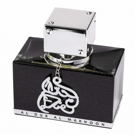 Al Dur Al Maknoon de la Lattafa este un parfum arabesc pentru bărbați, 100ml, cu lavandă, tămâie și oud. Inspirat din Aventus, cu aromă lemnos-citrică elegantă. [2]