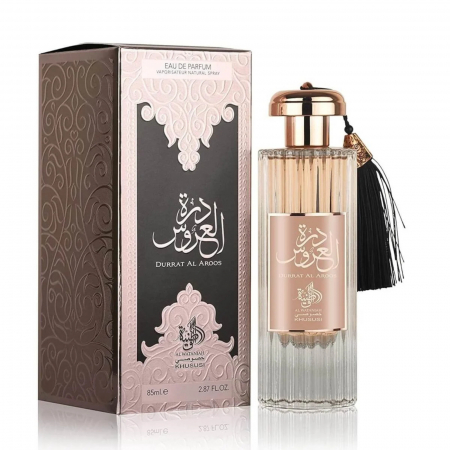 Durrat al Aroos de la Al Wataniah este un parfum arabesc pentru femei, 85ml, cu mosc alb, orhidee și tonka, o aromă floral-orientală caldă și sofisticată. [2]