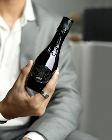 Prive Noir de la Riiffs este un parfum arabesc unisex, 100ml, cu ananas, mesteacăn și vanilie, o compoziție chypre-fructată, persistentă și elegantă. [2]