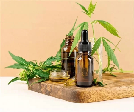 Sanad de la Adyan este un parfum arabesc unisex de 100ml cu canabis, tutun și oud alb, într-o compoziție profundă și misterioasă, cu o bază caldă de ambră și lemn prețios. [2]