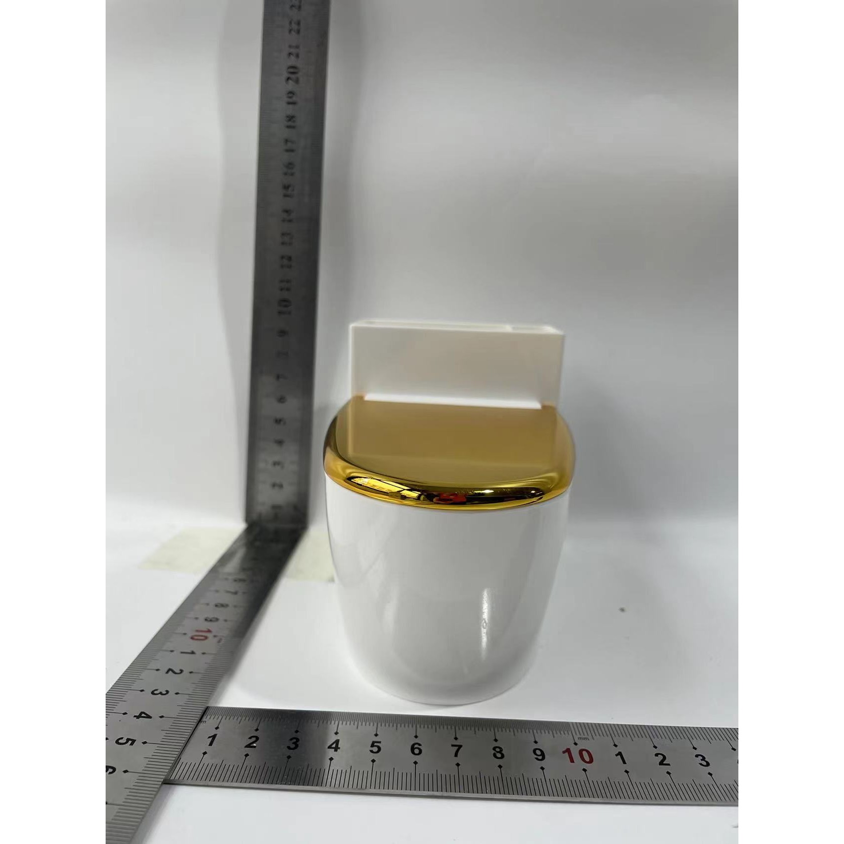 Scrumiera creativa Flippy, Forma de Toaleta, Capac Auriu, Material ABS si Otel Inoxidabil, 12.5 x 9.8 x 8.4 cm, Fixare prin Lipire sau De Sine Statator, pentru Baie, Camera, Bucatarie, Balcon, Auriu [6]