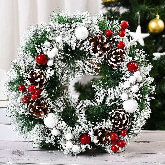 Coronita pentru Craciun Flippy, diametru 32 cm, din brad artificial, decorata cu conuri si merisoare, inzapezit. Verde/Alb [3]