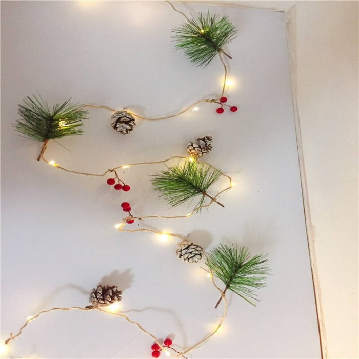 Instalatie Craciun cu baterii, 2 metri, 20 LED-uri tip ace si conuri de pin simple, Alb Cald, Flippy [4]