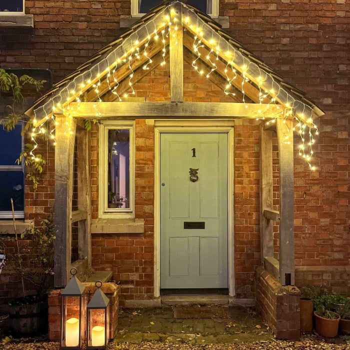 Instalatie Craciun Yoto, Tip Franjuri/Turturi, 7 m, 200 LED-uri, Prelungitor 1.5 m, 8 Jocuri de Lumini, Interconectabila, Conectare la Retea, Fir transparent, Interior/Exterior, Alb Cald [6]