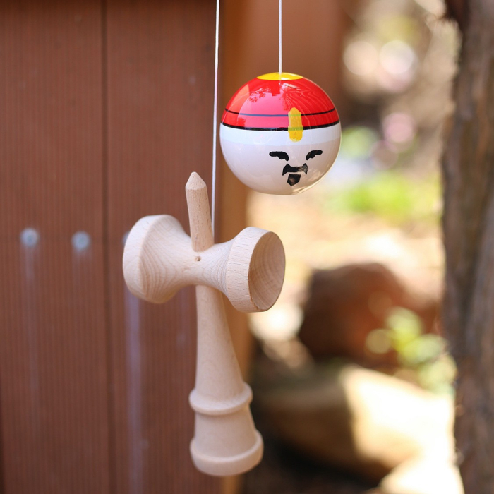 Jucarie Interactiva Kendama Rege, Flippy, din Lemn, 18 cm, Joc de Indemanare pentru Copii si Adulti, Model Bicolor cu Maner Maro, Rosu Alb [3]
