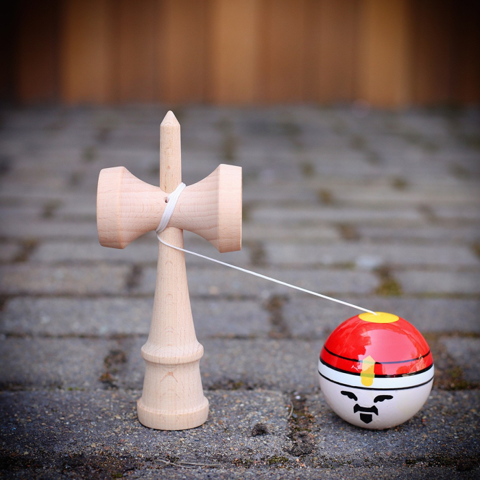 Jucarie Interactiva Kendama Rege, Flippy, din Lemn, 18 cm, Joc de Indemanare pentru Copii si Adulti, Model Bicolor cu Maner Maro, Rosu Alb [4]