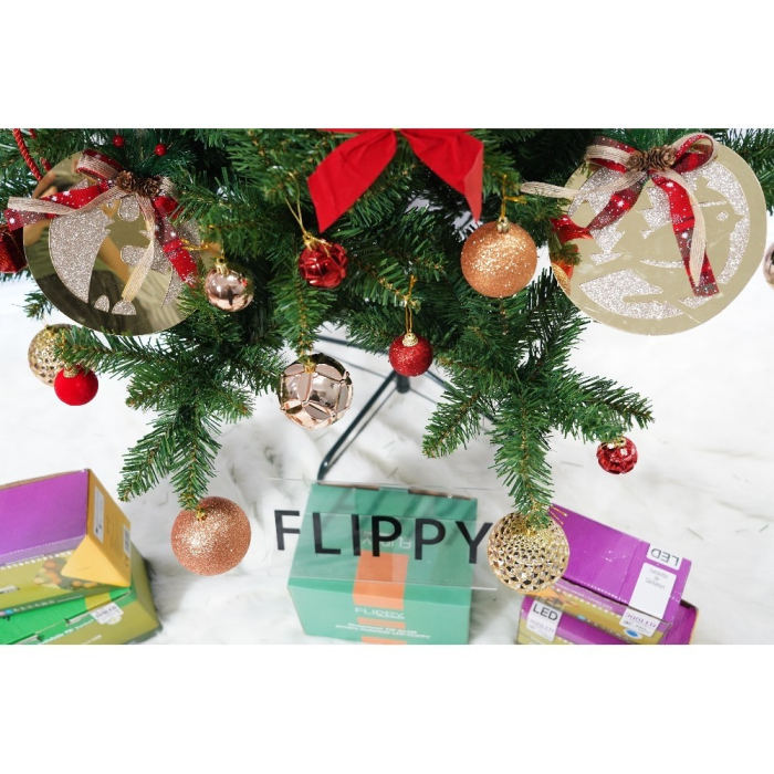 Set brad artificial de Craciun si elemente decorative, clasic, pentru interior/exterior, inaltime 210 cm, diametru 125 cm, 957 ramuri, Flippy, verde, suport metalic inclus [4]