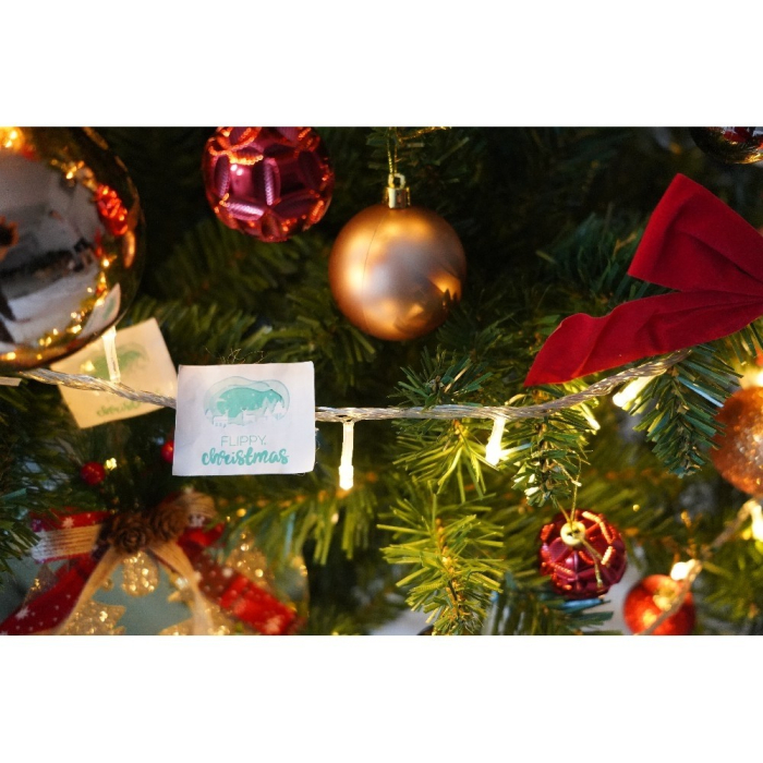 Set brad artificial de Craciun si elemente decorative, clasic, pentru interior/exterior, inaltime 210 cm, diametru 125 cm, 957 ramuri, Flippy, verde, suport metalic inclus [5]