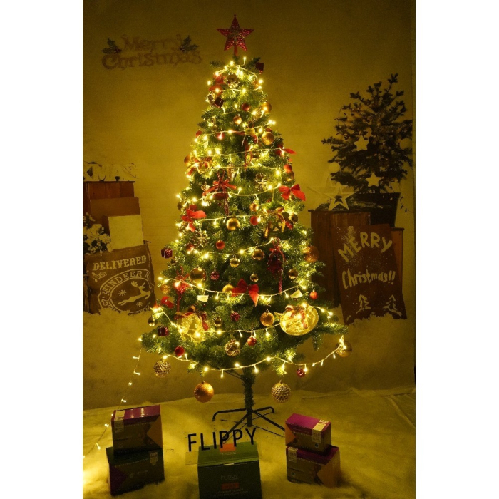 Set brad artificial de Craciun si elemente decorative, clasic, pentru interior/exterior, inaltime 210 cm, diametru 125 cm, 957 ramuri, Flippy, verde, suport metalic inclus [2]