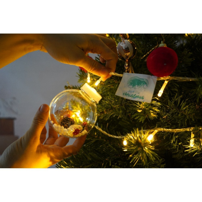 Set brad artificial de Craciun si elemente decorative, clasic, pentru interior/exterior, inaltime 210 cm, diametru 125 cm, 957 ramuri, Flippy, verde, suport metalic inclus [3]