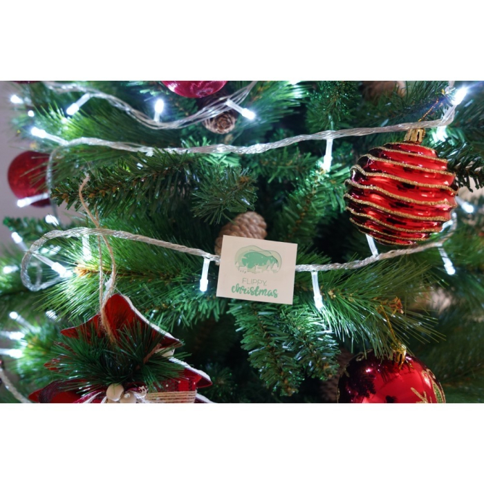 Set brad artificial de Craciun si elemente decorative, Decorat cu conuri de pin, pentru interior/exterior, inaltime 210 cm, diametru 114 cm, 1057 ramuri, Flippy, verde, suport metalic inclus [6]