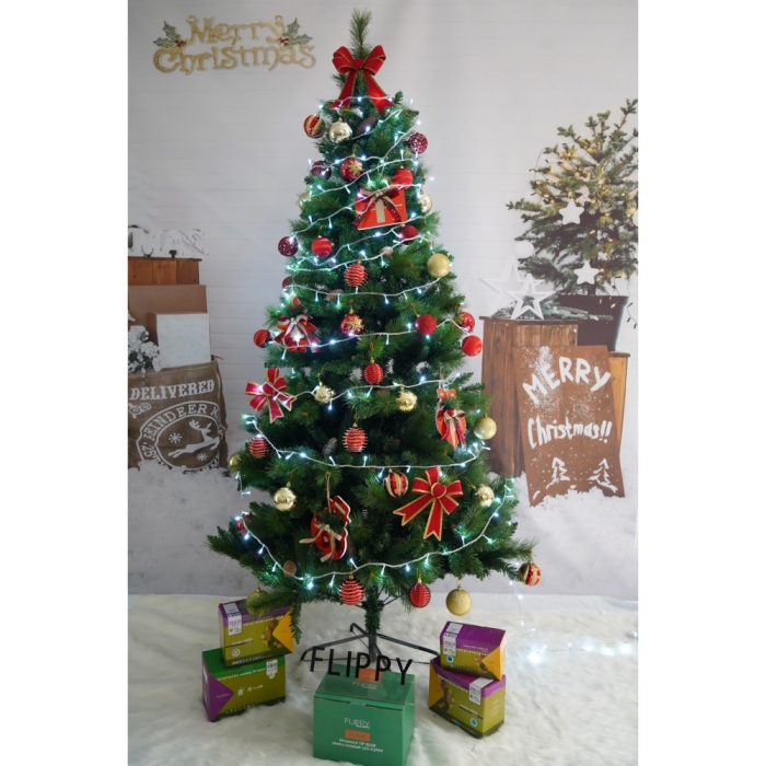 Set brad artificial de Craciun si elemente decorative, Decorat cu conuri de pin, pentru interior/exterior, inaltime 210 cm, diametru 114 cm, 1057 ramuri, Flippy, verde, suport metalic inclus [2]