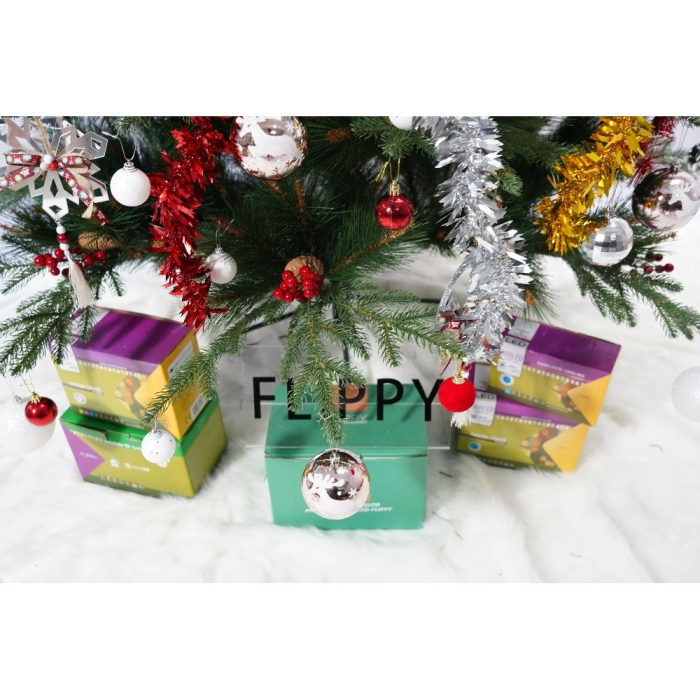 Set brad artificial de Craciun si elemente decorative, decorat cu conuri pin rosii, pentru interior/exterior, inaltime 210 cm, diametru 142 cm, 767 ramuri, Flippy, verde, suport metalic inclus [4]