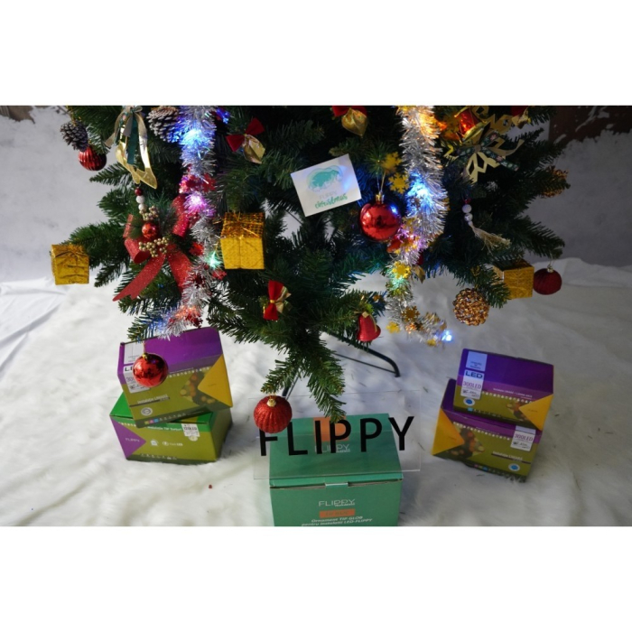 Set brad artificial de Craciun si elemente decorative, nins, decorat cu conuri pin, pentru interior/exterior, inaltime 210 cm, diametru 131 cm, 630 ramuri, Flippy, alb/verde, suport metalic inclus [5]