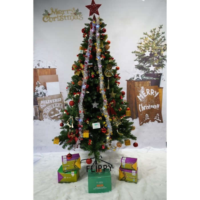 Set brad artificial de Craciun si elemente decorative, nins, decorat cu conuri pin, pentru interior/exterior, inaltime 210 cm, diametru 131 cm, 630 ramuri, Flippy, alb/verde, suport metalic inclus [2]