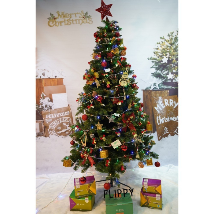 Set brad artificial de Craciun si elemente decorative, nins, decorat cu conuri pin, pentru interior/exterior, inaltime 210 cm, diametru 131 cm, 630 ramuri, Flippy, alb/verde, suport metalic inclus [2]