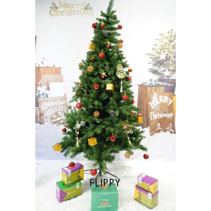 Set brad artificial de Craciun si elemente decorative, nins, decorat cu conuri pin, pentru interior/exterior, inaltime 210 cm, diametru 131 cm, 630 ramuri, Flippy, alb/verde, suport metalic inclus [2]