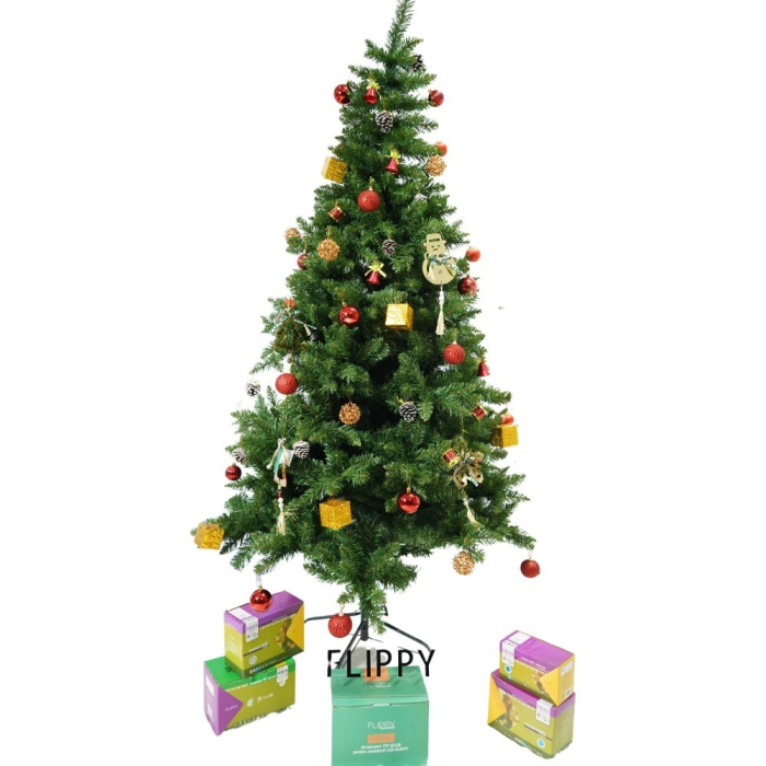 Set brad artificial de Craciun si elemente decorative, nins, decorat cu conuri pin, pentru interior/exterior, inaltime 210 cm, diametru 131 cm, 630 ramuri, Flippy, alb/verde, suport metalic inclus [1]