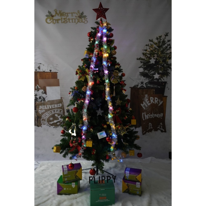 Set brad artificial de Craciun si elemente decorative, nins, decorat cu conuri pin, pentru interior/exterior, inaltime 210 cm, diametru 131 cm, 630 ramuri, Flippy, alb/verde, suport metalic inclus [3]