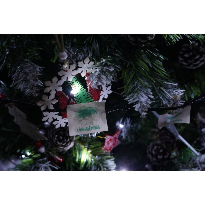 Set brad artificial de Craciun si elemente decorative, nins, decorat cu conuri pin, pentru perete/colt, inaltime 210 cm, diametru 149 cm, 1224 ramuri, Flippy, verde, suport metalic inclus [5]