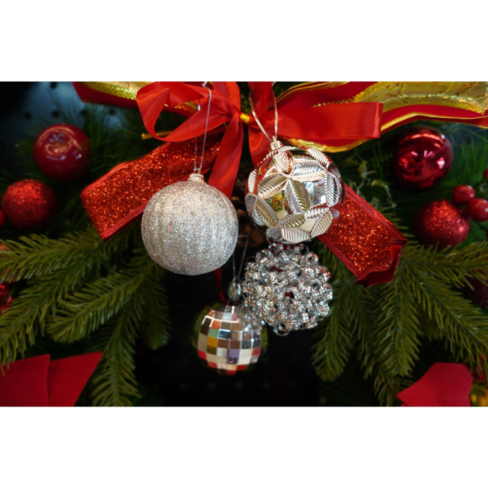 Set de 12 ornamente de brad, Flippy, de tip Glob, Argintiu, din plastic, cu finisaj sclipitor , cutie  6  cm adancime x 30  cm inaltime x 18  cm lungime) [5]