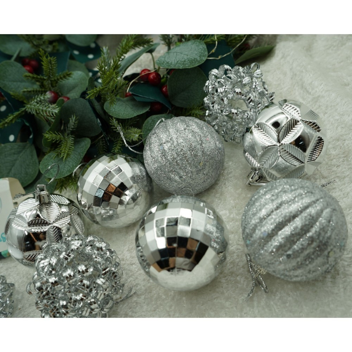 Set de 12 ornamente de brad, Flippy, de tip Glob, Argintiu, din plastic, cu finisaj sclipitor , cutie  6  cm adancime x 30  cm inaltime x 18  cm lungime) [8]
