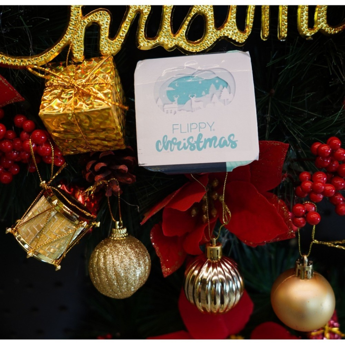 Set de 20 ornamente de brad, Flippy, de tip Glob, Auriu, din polistiren, cu finisaj sclipitor , cutie  4  cm adancime x 20  cm lungime x 16  cm inaltime [9]