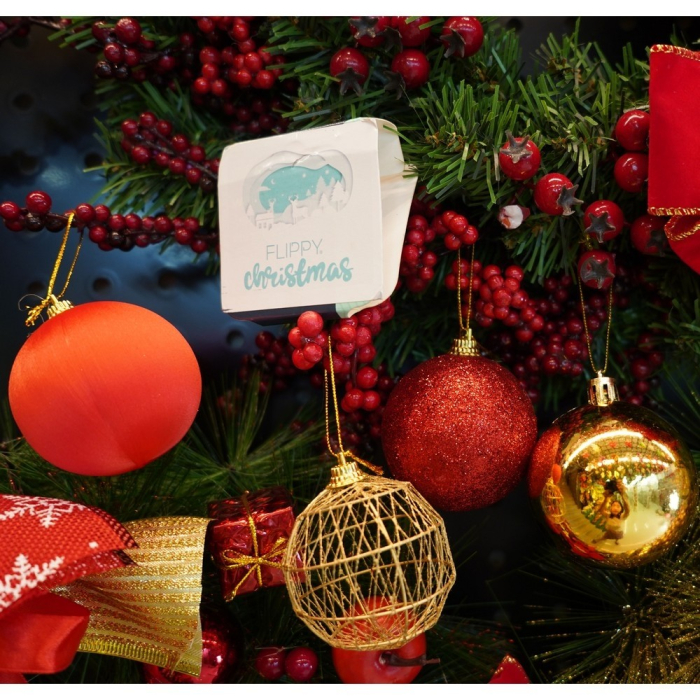 Set de 28 ornamente de brad, Flippy, de tip Glob, Rosu/ Auriu, din polistiren, cu finisaj sclipitor , cutie  18  cm adancime x 22  cm inaltime x 18  cm lungime) [9]