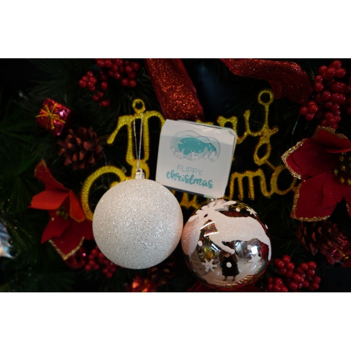 Set de 6 ornamente de brad, Flippy, de tip Glob, Alb/ Argintiu, cu ø de 8 cm, din plastic, cu finisaj sclipitor , cutie  24  cm inaltime x 16  cm lungime x 8  cm adancime [6]