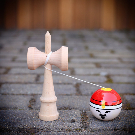 Jucarie Interactiva Kendama Rege, Flippy, din Lemn, 18 cm, Joc de Indemanare pentru Copii si Adulti, Model Bicolor cu Maner Maro, Rosu Alb [3]
