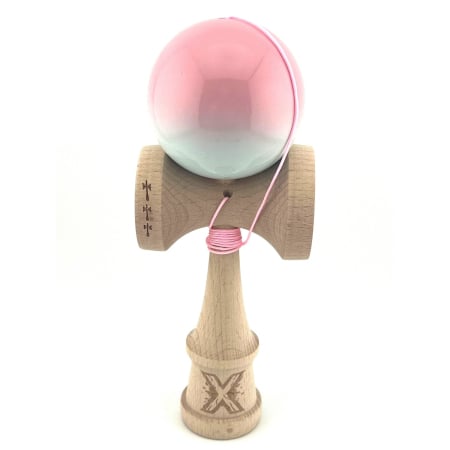 Kendama Super Sticky Big Cup V2 - Kendama X Originala, Profesionala, Flippy, Big Cups V2, Super Sticky cu Cupe Mari, din lemn 18 cm, Rulment Metalic cu Ata 55 cm, Roz/Albastru deschis