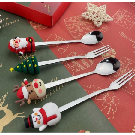 Articole Craciun Bucatarie - Set 4 Tacamuri, Flippy, cu Figurine de Craciun, din Otel Inoxidabil, 2 Furculite, 2 Linguri, Cutie Festiva, 13.5 cm, Rosu