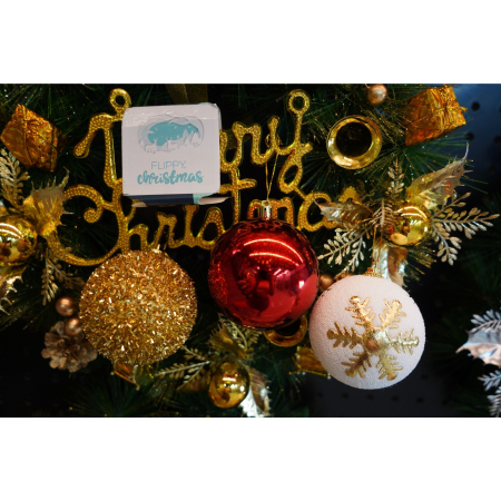 Set de 12 ornamente de brad, Flippy, de tip Glob, Alb/ Rosu, din polistiren, cu finisaj sclipitor , cutie  8  cm adancime x 32  cm lungime x 24  cm inaltime [2]