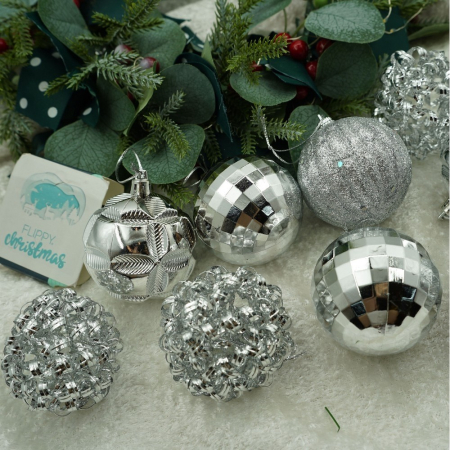 Set de 12 ornamente de brad, Flippy, de tip Glob, Argintiu, din plastic, cu finisaj sclipitor , cutie  6  cm adancime x 30  cm inaltime x 18  cm lungime) [6]