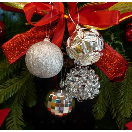 Set de 12 ornamente de brad, Flippy, de tip Glob, Argintiu, din plastic, cu finisaj sclipitor , cutie  6  cm adancime x 30  cm inaltime x 18  cm lungime) [9]