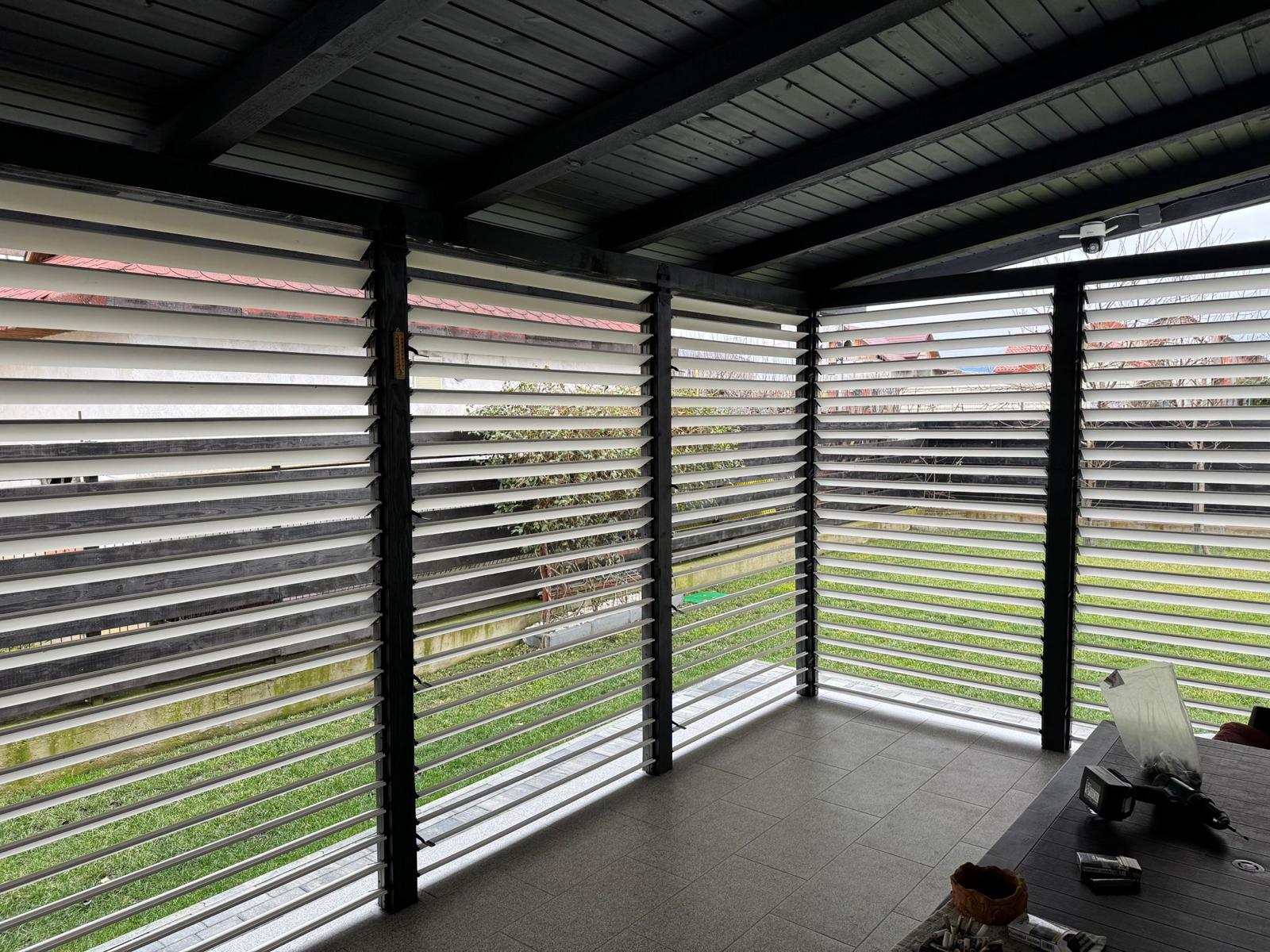 Vedere exterioară terasă complet închisă