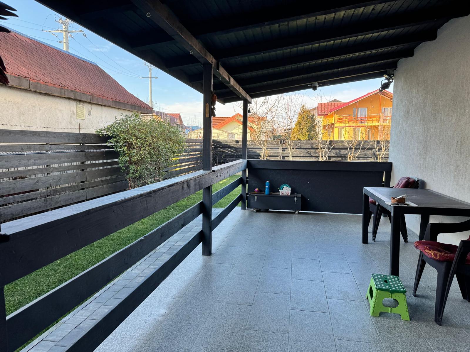 Vedere exterioară terasă lamele semi-deschise
